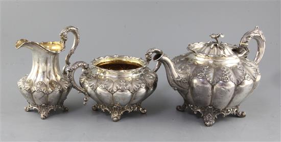 An early Victorian silver three piece tea set by The Barnards, gross 48.5 oz.